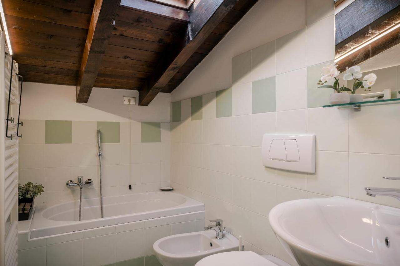 Lovely Mansard Iseo Portelle Holiday With Private Parking And Bike Storage מראה חיצוני תמונה