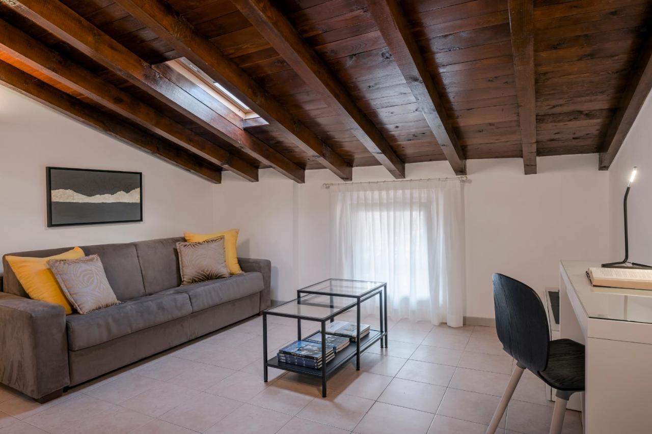 Lovely Mansard Iseo Portelle Holiday With Private Parking And Bike Storage מראה חיצוני תמונה